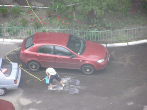 Можно ли мыть машину в городе во дворе