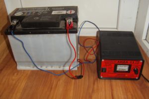 Сколько вольт должно выдавать зарядное устройство чтобы зарядить аккумулятор